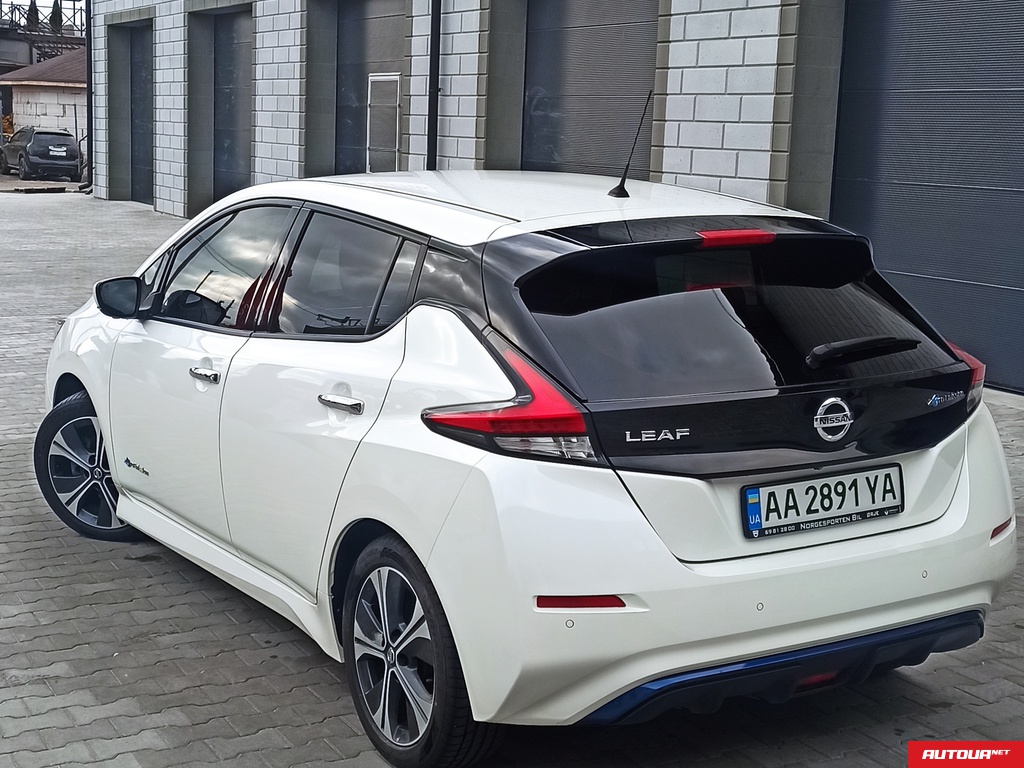 Nissan Leaf N-Connecta  2018 года за 358 303 грн в Киеве