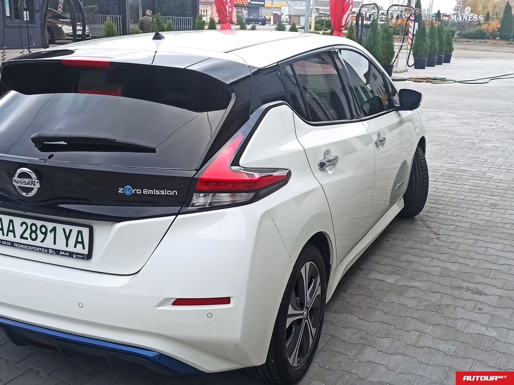 Nissan Leaf N-Connecta  2018 года за 358 303 грн в Киеве